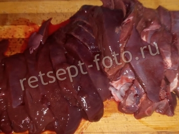 Печень с карамелизированными яблоками и луком
