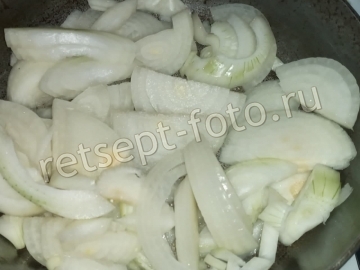 Печень с карамелизированными яблоками и луком