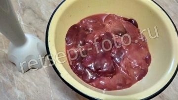 Печеночный торт из куриной печени с морковью, луком и помидором