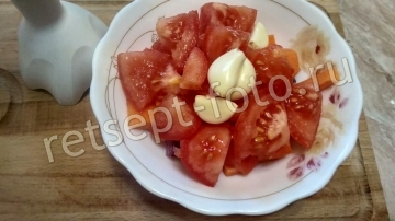 Печеночный торт из куриной печени с морковью, луком и помидором