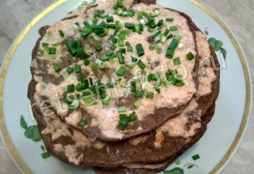 Печеночный торт из куриной печени с морковью, луком и помидором