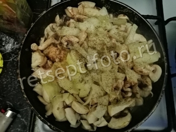 Печеночный торт с грибами и морковью