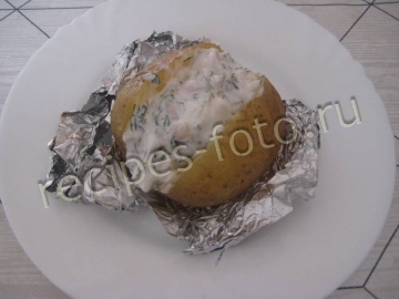 Печеный картофель с селедочным соусом