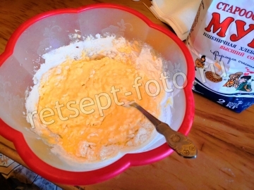 Пельмени из свинины и курицы с зеленью. Тесто на желтках