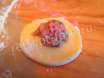 Пельмени из свинины и курицы с зеленью. Тесто на желтках