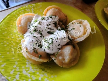 Пельмени из свинины и курицы с зеленью. Тесто на желтках