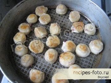 Пельмени в горшочках со сметаной и овощами