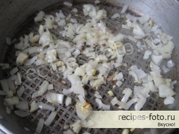 Пельмени в горшочках со сметаной и овощами