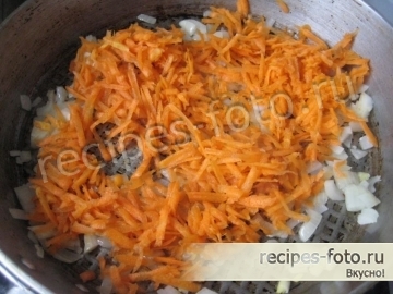 Пельмени в горшочках со сметаной и овощами