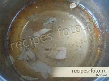 Пельмени в горшочках со сметаной и овощами