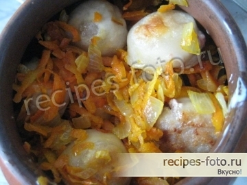 Пельмени в горшочках со сметаной и овощами