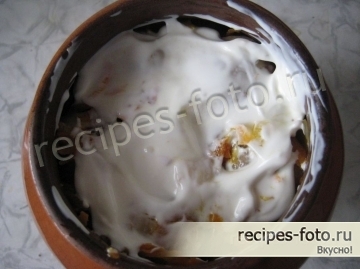 Пельмени в горшочках со сметаной и овощами