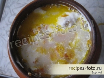 Пельмени в горшочках со сметаной и овощами