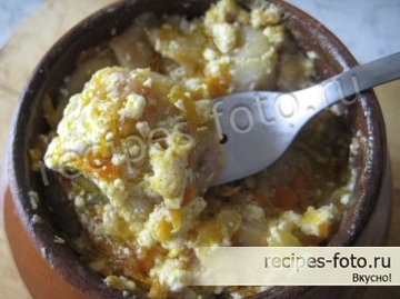 Пельмени в горшочках со сметаной и овощами