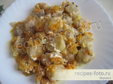 Пельмени в горшочках со сметаной и овощами