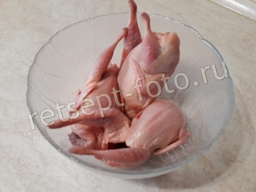 Перепела в сметане с грибами и курагой в духовке