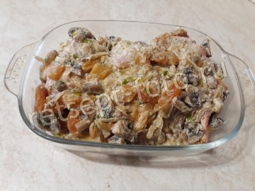 Перепела в сметане с грибами и курагой в духовке