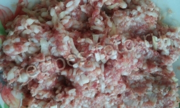 Перец фаршированный фаршем и рисом в духовке