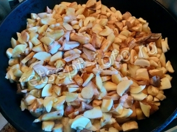 Песочный пирог с грибами и заливкой