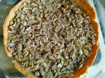 Песочный пирог с грибами и заливкой