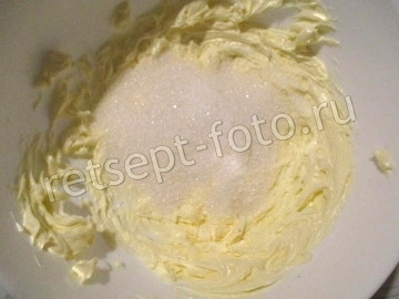 Песочный пирог с клубникой и творогом