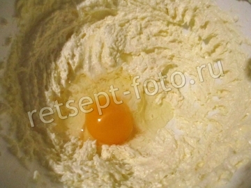 Песочный пирог с клубникой и творогом
