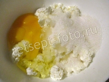 Песочный пирог с клубникой и творогом