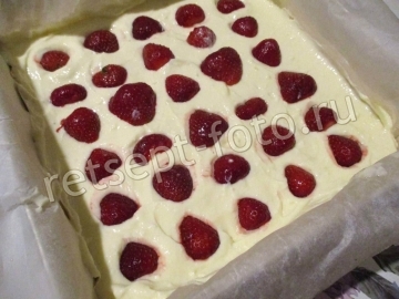Песочный пирог с клубникой и творогом