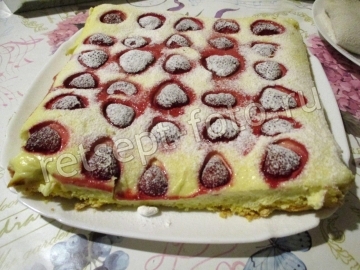Песочный пирог с клубникой и творогом