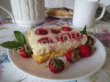 Песочный пирог с клубникой и творогом