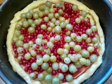 Песочный пирог с красной смородиной и крыжовником