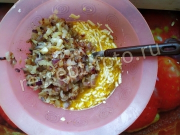 Песочный пирог с плавленым сыром и луком