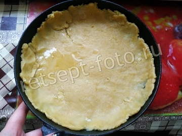 Песочный пирог с плавленым сыром и луком
