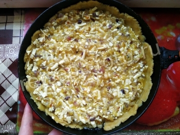 Песочный пирог с плавленым сыром и луком