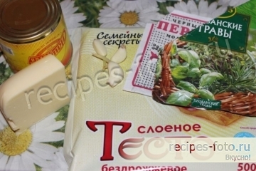 Пирог из готового слоеного теста с печеночным паштетом и сыром