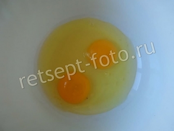 Пирог на сковороде с бананами и карамелью