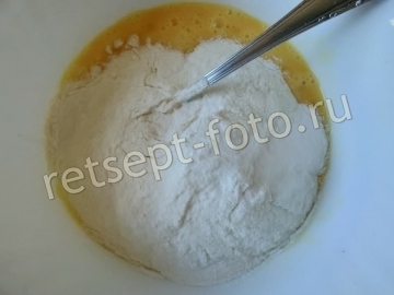 Пирог на сковороде с бананами и карамелью