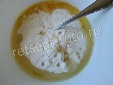 Пирог на сковороде с бананами и карамелью