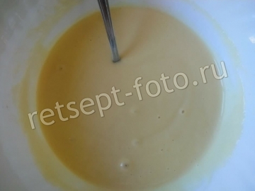 Пирог на сковороде с бананами и карамелью