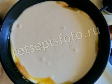 Пирог на сковороде с бананами и карамелью