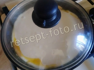 Пирог на сковороде с бананами и карамелью