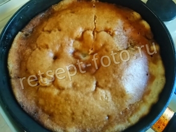Пирог на сковороде с бананами и карамелью