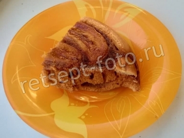 Пирог на сковороде с бананами и карамелью