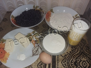 Пирог с черникой и сметанной заливкой