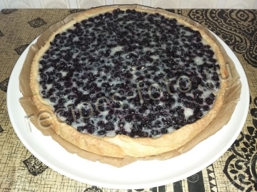 Пирог с черникой и сметанной заливкой