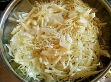 Пирог с фаршем и капустой из слоеного теста