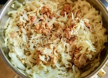 Пирог с фаршем и капустой из слоеного теста