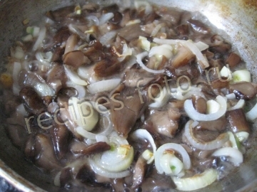 Пирог с грибами, сыром и сметанной заливкой