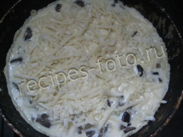 Пирог с грибами, сыром и сметанной заливкой