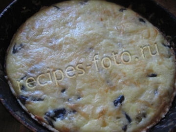 Пирог с грибами, сыром и сметанной заливкой